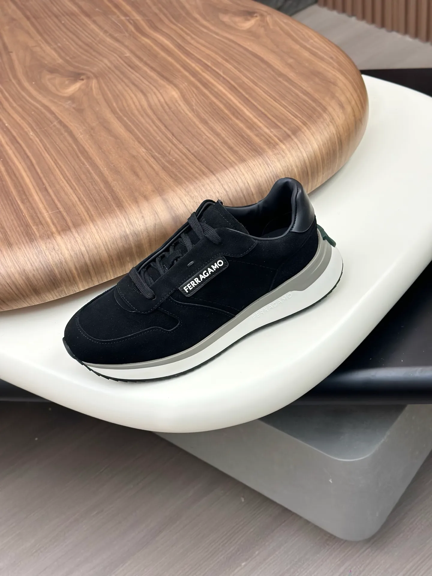[Ferragamo] Top P: 820💰 Number of yards: 39~44 (38.45 custom-made, non-refundable) Top purchasing agent 🇮🇹 Ferragamo men's casual shoes series, the counter sells the original configuration at the same time, Italian imported cowhide fabric, high-quality splicing technology, imported water-dyed cow lining , Soles: Original foam soles are specially provided by the original factory, and the original factory follows the order. 🔍High quality can be entered and exited the counter at will. Welcome to compare and synchronize with the counter.